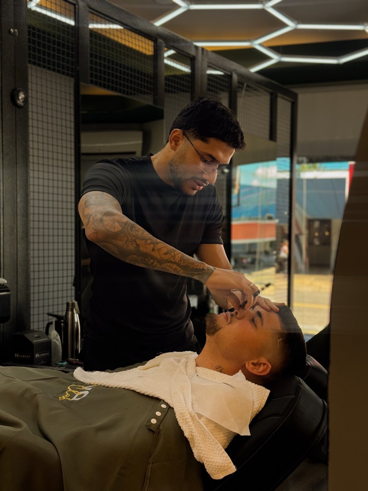 Barbeiro da Bravvo finalizando a barba de um cliente